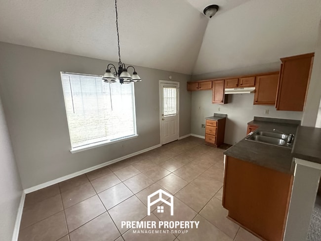 Foto del edificio - Cozy 3-Bedroom Memphis Rental with Brick Fireplace, High Ceilings & Fenced Yard