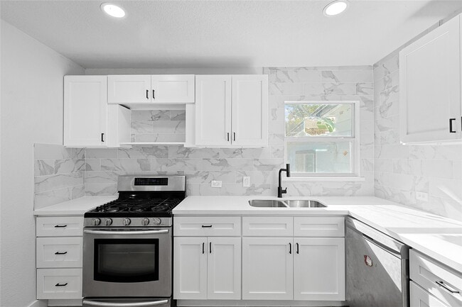 Building Photo - 6714 E Bayou Dr