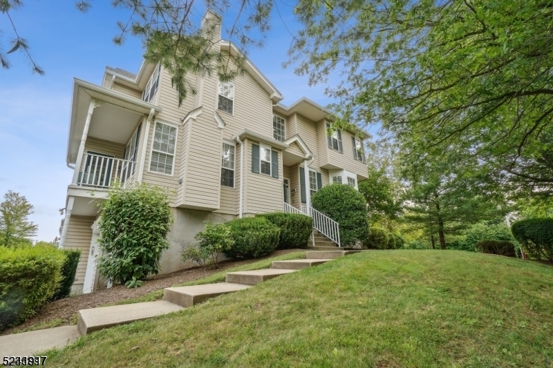 Primary Photo - 33 Clearbrook Ln