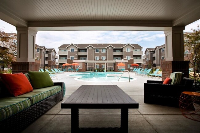 Déjese envolver por la serena atmósfera de SunStone at Fox Ridge, donde la elegancia moderna se fusiona con la vibrante vida al aire libre. Relájese junto a la reluciente piscina y el exuberante entorno. Mejore su estilo de vida hoy mismo: ¡programe su visita ahora! - SunStone at Fox Ridge