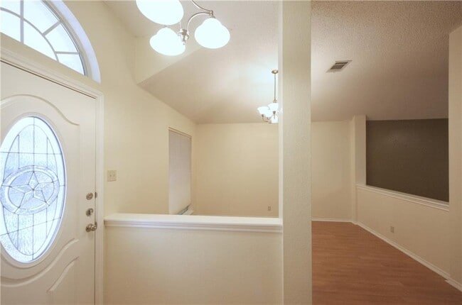 Building Photo - 2511 Goldfinch Dr