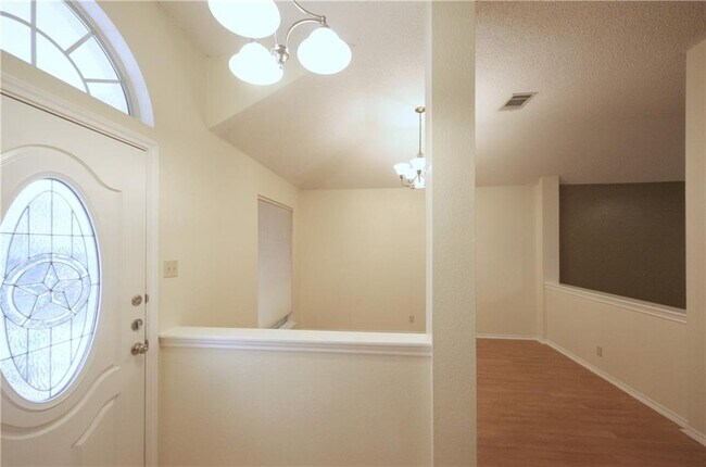 Foto del edificio - 2511 Goldfinch Dr
