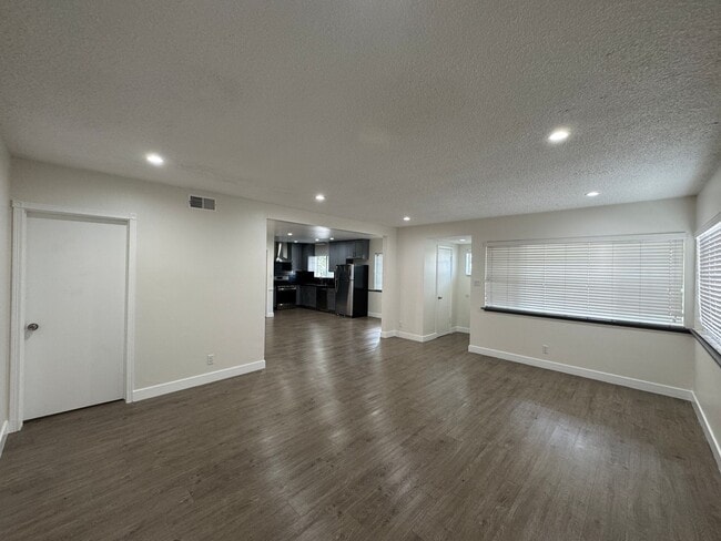 Building Photo - 136th 4359 Apartments