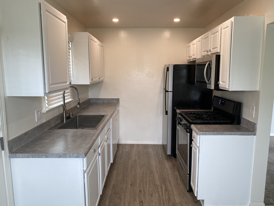 Kitchen - 14320 Condon Ave