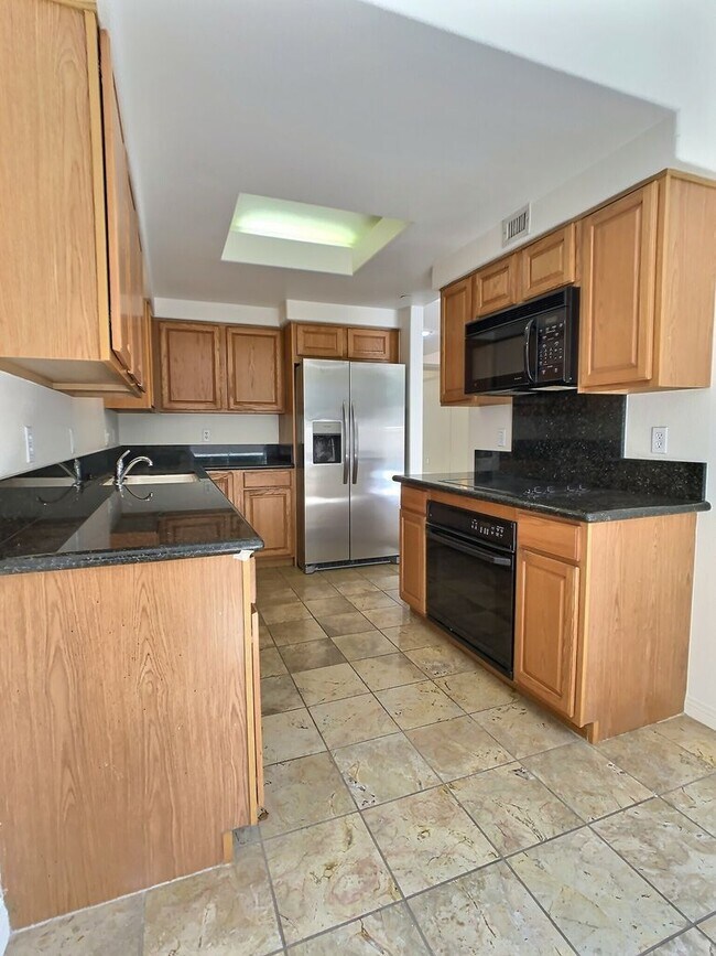Foto del edificio - Paseo Plaza Condo For Rent in the Heart of...