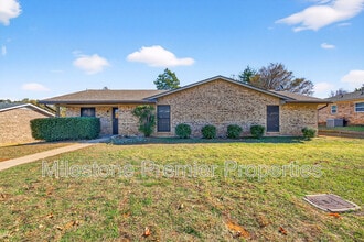 Building Photo - 3014 Jennifer Ave