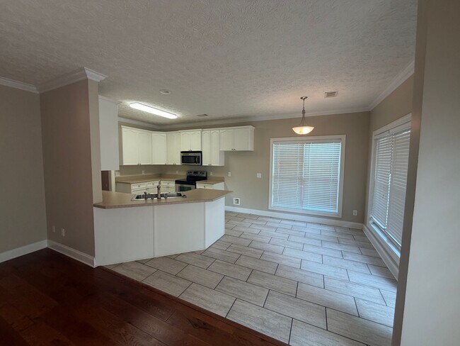 Building Photo - Cozy Condo in Gardens at Gatewood!