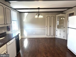 Building Photo - 659 N Main St