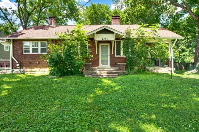 Building Photo - Charming 3BR/2BA Brick Cottage in the Hear...