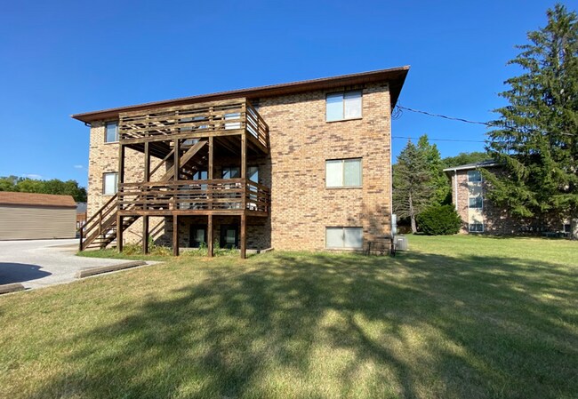 Building Photo - Updated 2 Bed/1 Bath Apartment For Rent - ...