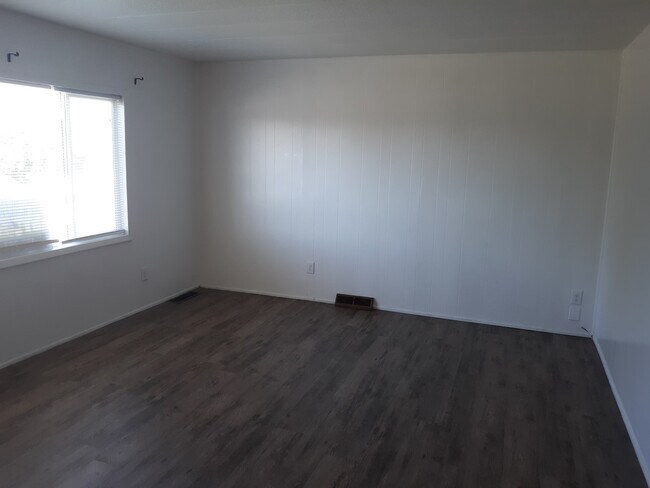 Building Photo - Neligh Triplex