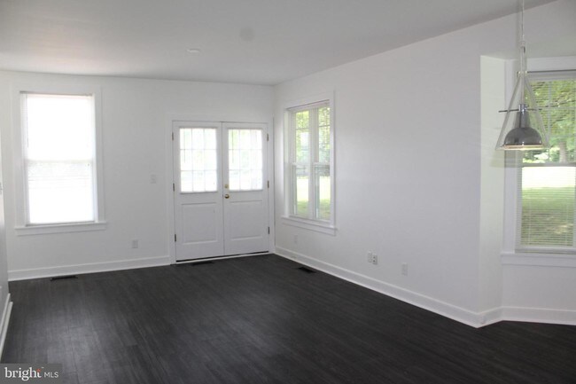 Building Photo - 1346 Rokeby Rd