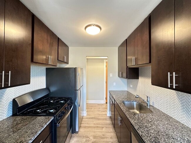 Building Photo - 533 W Surf St
