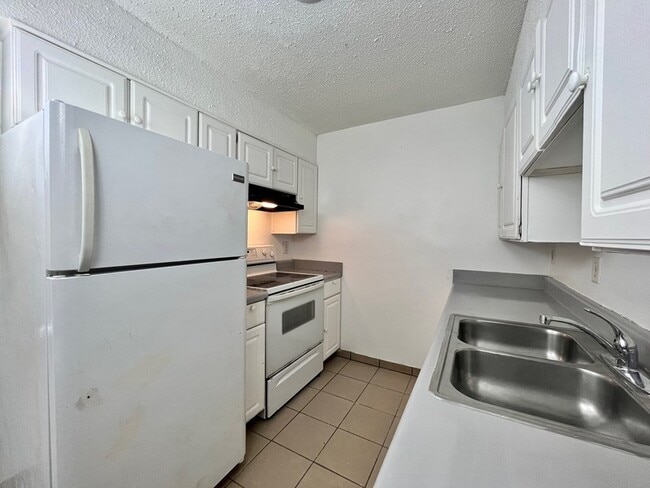 Building Photo - 2420 Delavan Ave