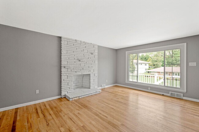 Building Photo - GORGEOUS 3 BEDROOM HOUSE IN SCOTT TOWNSHIP...