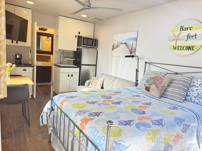 Building Photo - 313 S Rios Ave