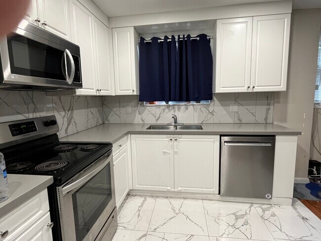 Photo du bâtiment - Newly renovated , large bright unit in a very quiet residential area