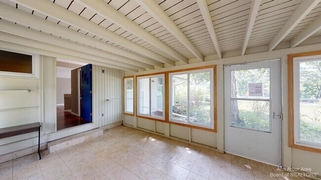 Building Photo - 221 Barton Dr