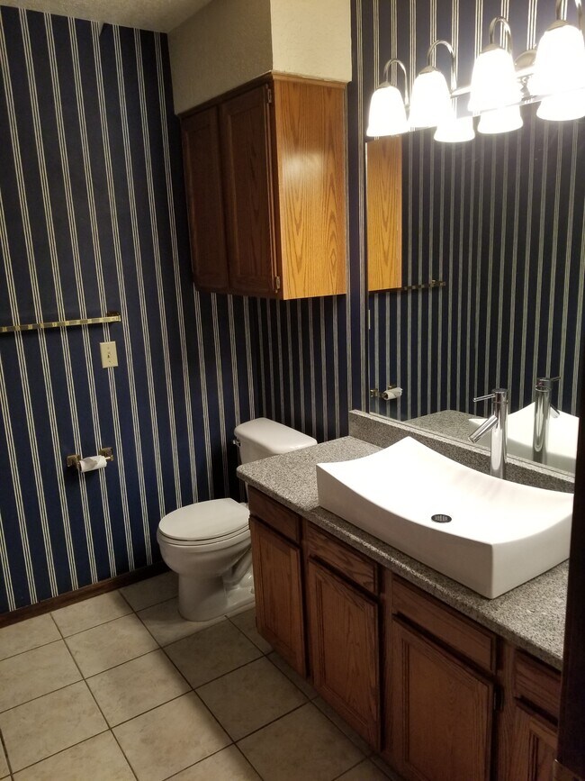 Baño de invitados - 3200 W Britton Rd