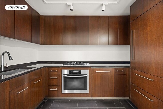 Building Photo - 40 Broad St