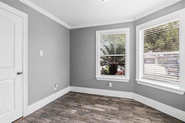 Building Photo - 2811 Oakland Brook St