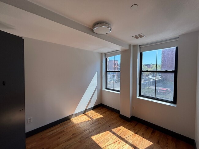 Foto del edificio - 568 Communipaw Ave