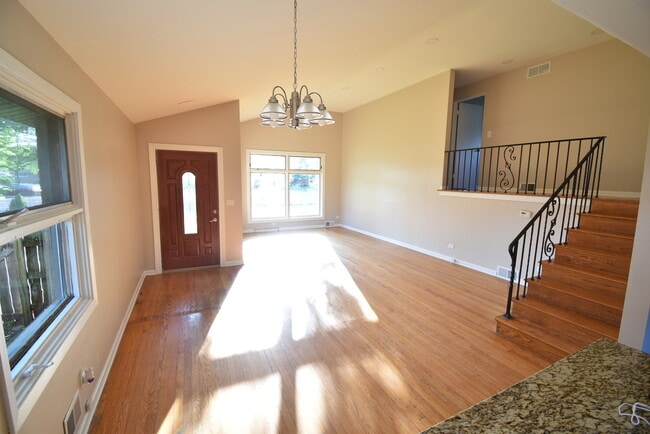 Building Photo - 907 S Elmhurst Rd