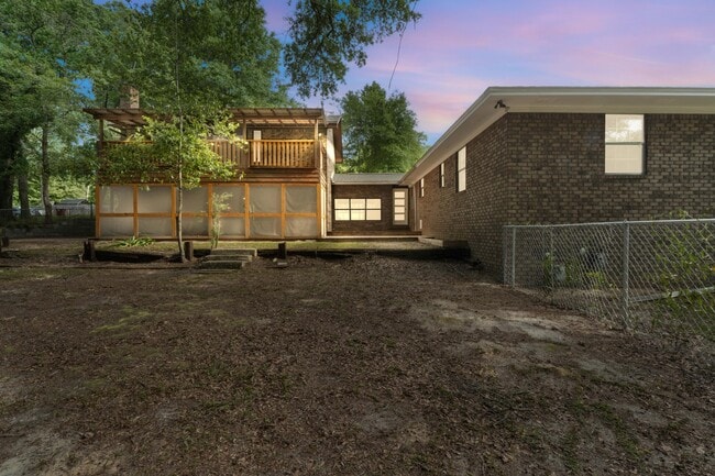 Building Photo - 255 Brackin St