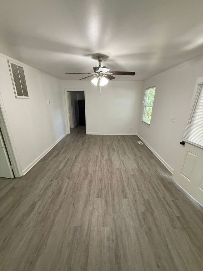 Building Photo - 605 Betty St