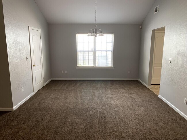 Building Photo - 165 Lakeside Point