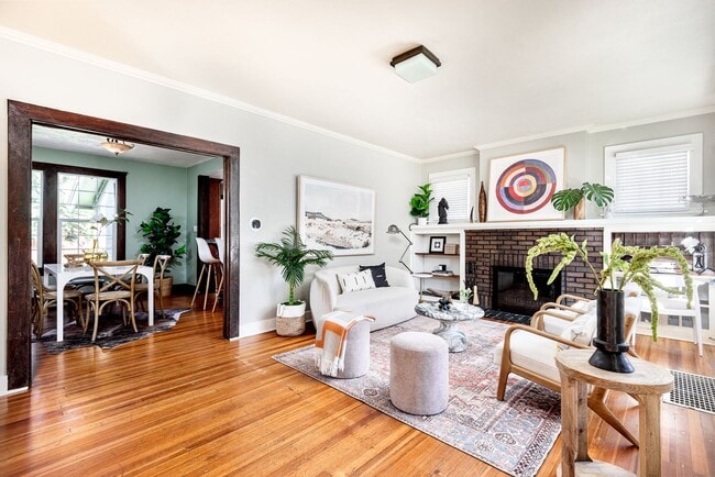 Building Photo - $0 DEPOSIT OPTION! TRADITIONAL BRICK HOME – 4 BED / 2 BATH IN WASH PARK