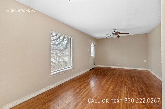 Building Photo - "Charming 2-Bed Oasis in San Antonio: Cozy...