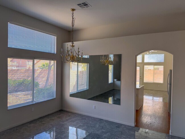 Building Photo - 8043 Shadowvale Dr