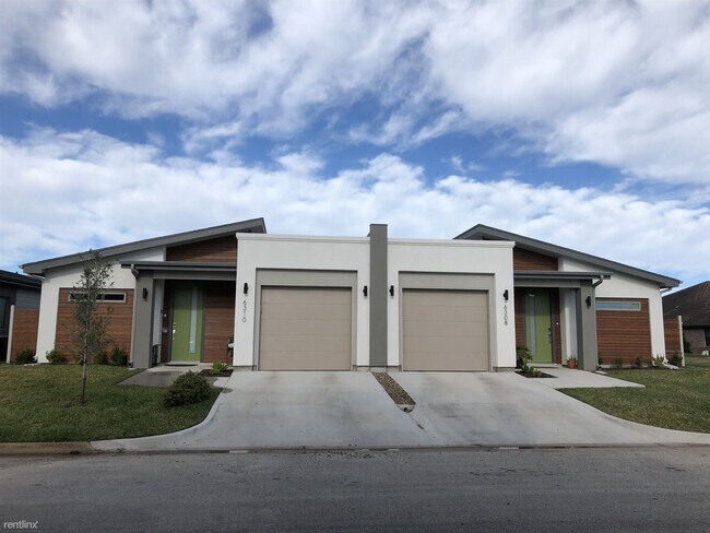 Foto del edificio - 2 br, 2.5 bath Duplex - 6314 Guinevere Drive
