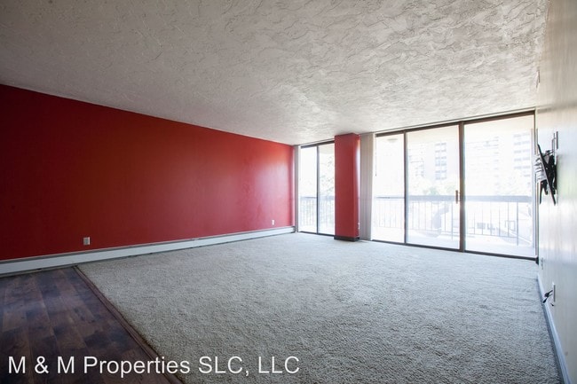 Building Photo - 131 E 1st Ave
