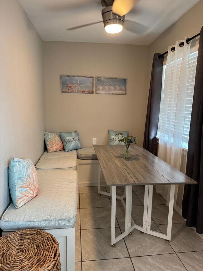 Foto del edificio - 2 bedroom 1 bath close to downtown Melbourne, FIT and the beaches.