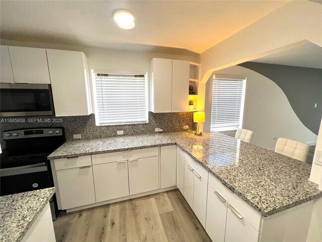 Foto del edificio - 140 NW 124th St