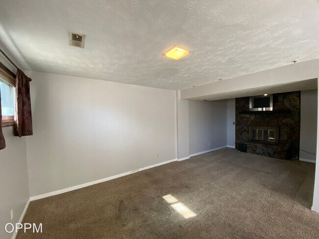 Building Photo - 3 br, 1.5 bath House - 4906 S. 145th Cir