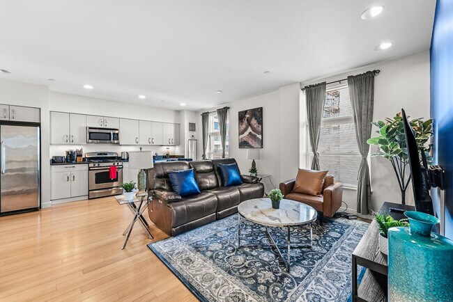 Building Photo - 601 Albany St