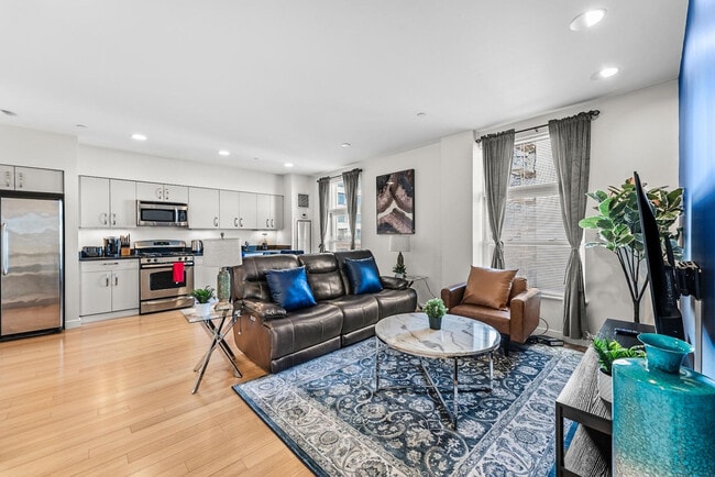 Building Photo - 601 Albany St