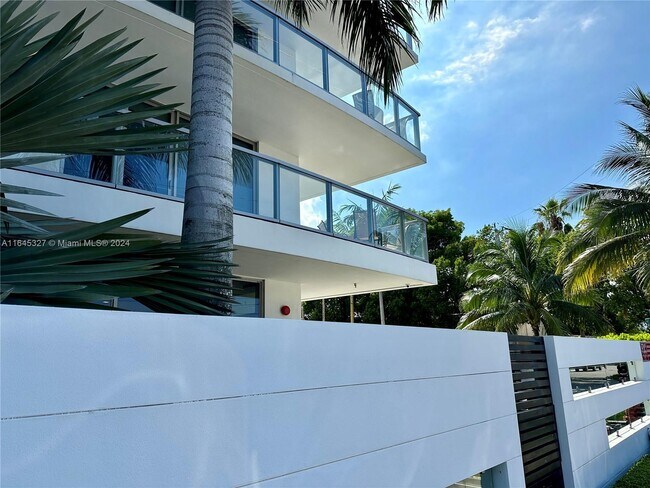 Building Photo - 13800 Highland Dr