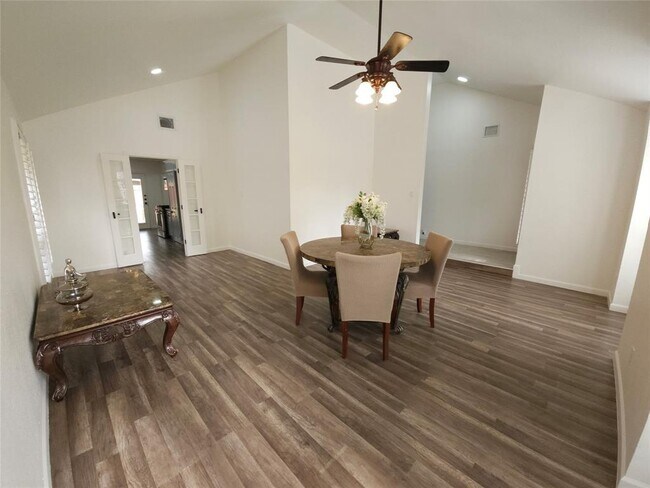 Foto del edificio - 703 Meadow Creek Dr