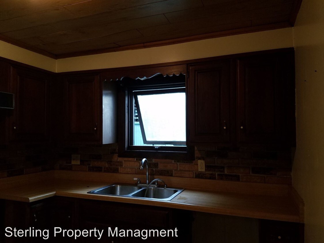 Building Photo - 374 W 4th St