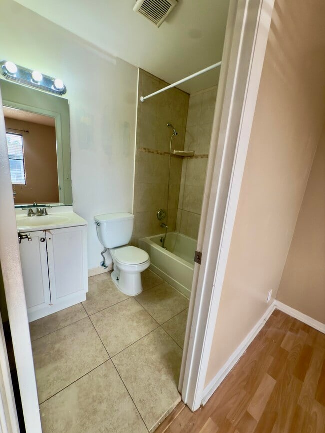 Building Photo - 799 Hill Dr