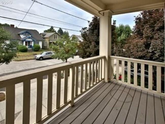 Building Photo - Prime Location, Overlook Townhome!