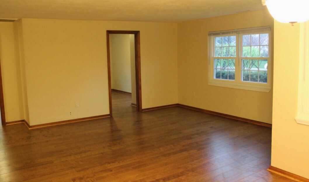 106 Elmwood Dr, Champaign, IL 61821 House Rental in Champaign, IL