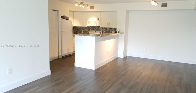 Foto del edificio - 4560 NW 107th Ave