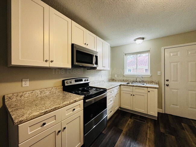 Building Photo - 289 Pine Ave