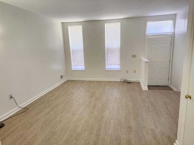 Building Photo - Beautiful 3 Level Home in Johnston Square ...