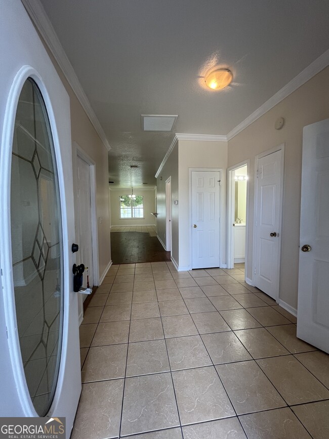 Building Photo - 204 Royal Palms Ave
